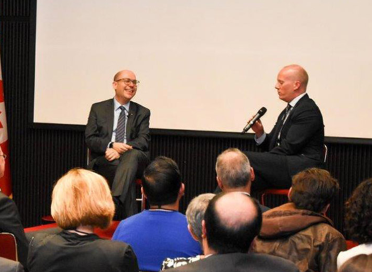 Alán Aspuru-Guzik (left) talks with Ted Sargent, U of T’s vice president international (right), at an event in Mexico City 